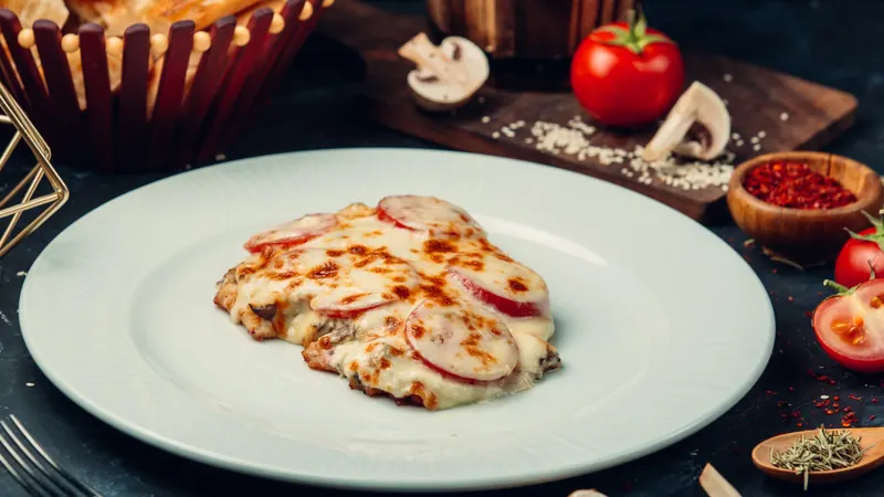 блюдо из курицы, сыра и помидор